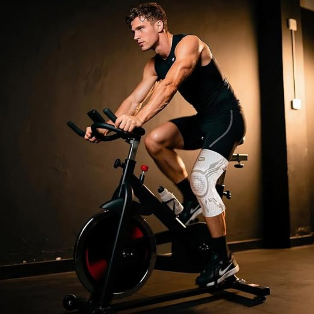 Mann mit Bandagebank Kniebandage beim Indoor-Cycling