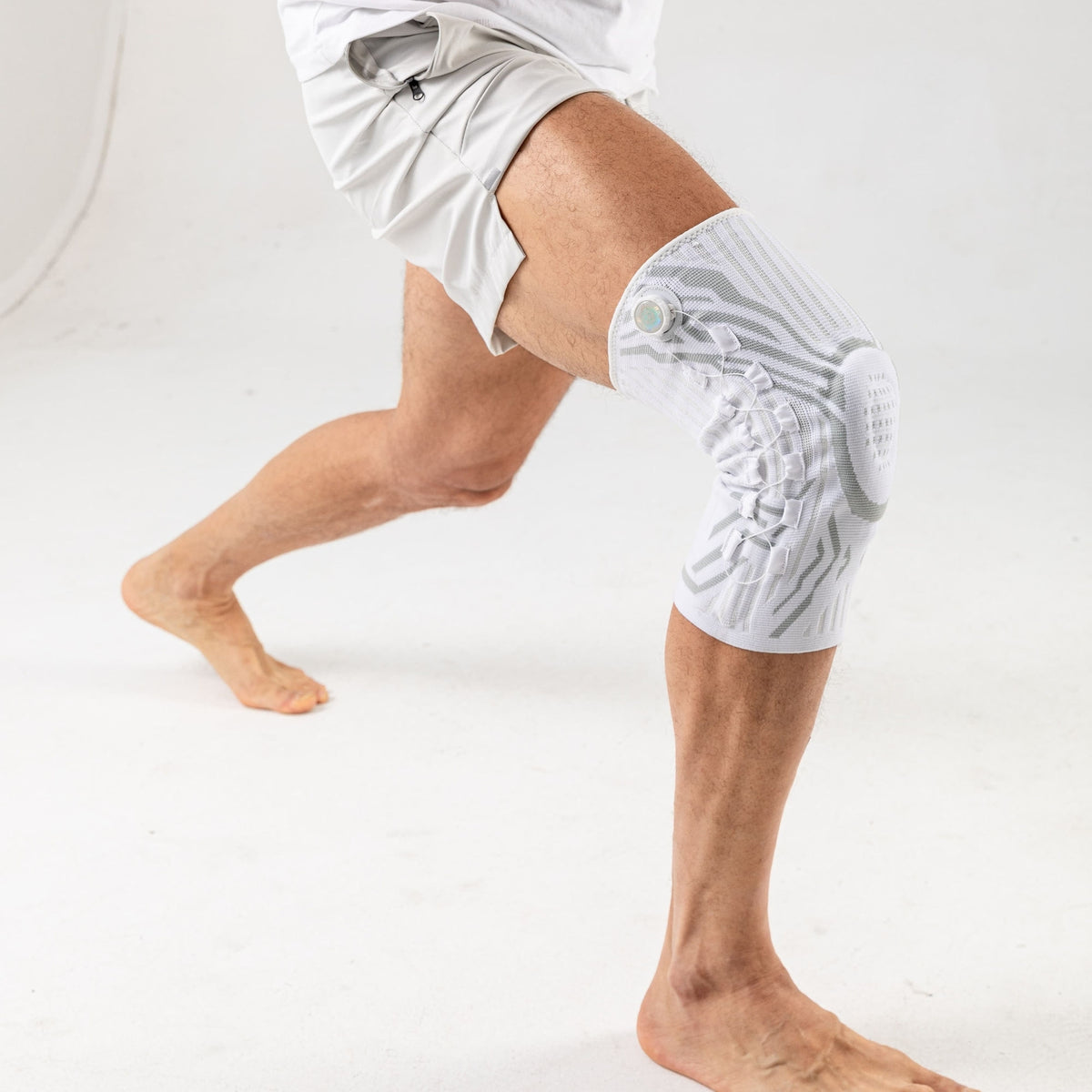Mann trainiert mit Bandagebank Kniebandage